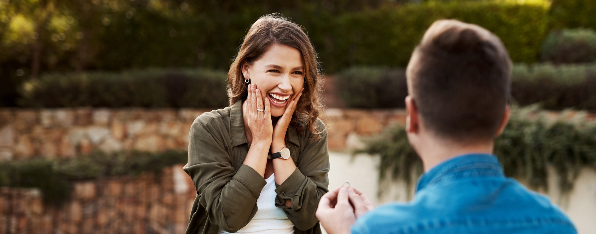 Man proposing to woman